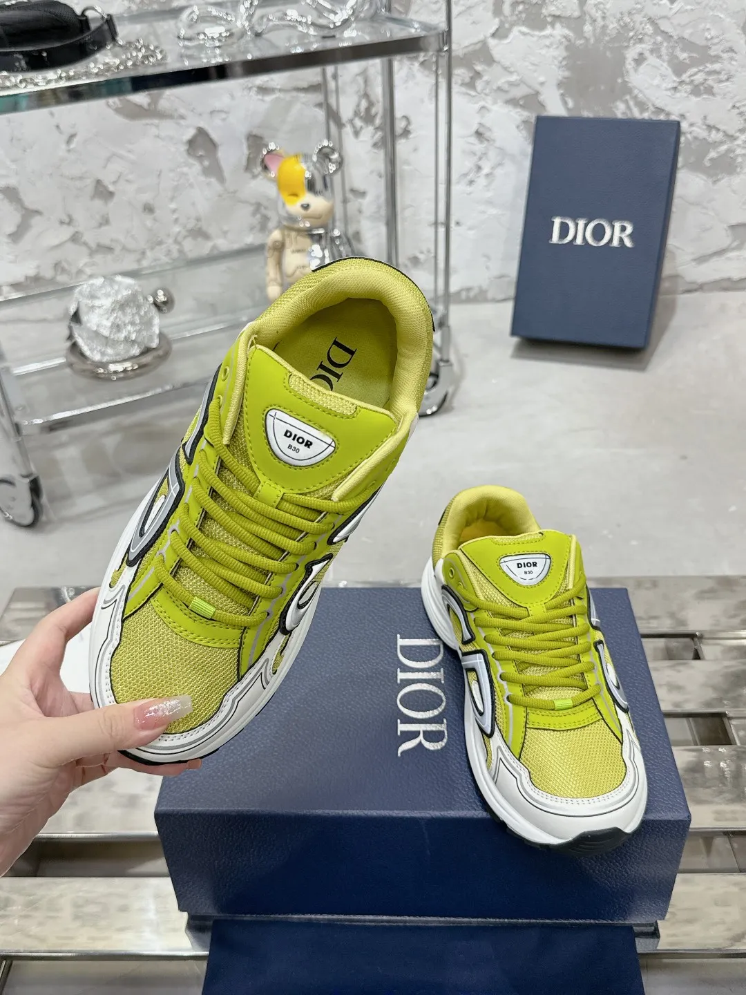 Men's men's shoes 💰600❤️❤️❤️High version Dior Dior's latest color matching B30 series reflective dad sneakers original 17380💰 purchased for development and production Brand new B30 sneakers Dad Shoes style shoes that follow the trend of the retro market The Dior logo on the tongue also indicates that this pair of shoes is the B30 model! B30 uses fine-textured leather and mesh cloth materials to form a shoe body. There are conspicuous letters CD on both sides of the shoe body to indicate identity. Many lines on the shoe body outline details to make the shoes look less monotonous and full of retro flavor. The delivery counter is exquisitely packaged🛍📦 ▪️Fabric: Original customized technical fabric + mesh ▪️Inner lining: Customized breathable lining ▪️Outsole: Original molded IP foam + TPU outsole ▪️Sole thickness: 3.5CM ▪️Size: Women’s size 35-40 / Men’s size 39-46